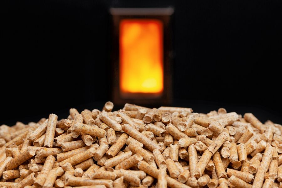 Wood pellets with combustion chamber
